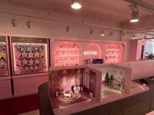 Read more about the article 쿠시먼앤드웨이크필드, 공간으로 진화한 IP 브랜딩